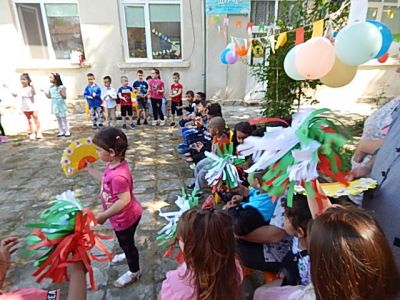 ПЪРВИ ЮНИ - ДГ Щурче - Гроздьово